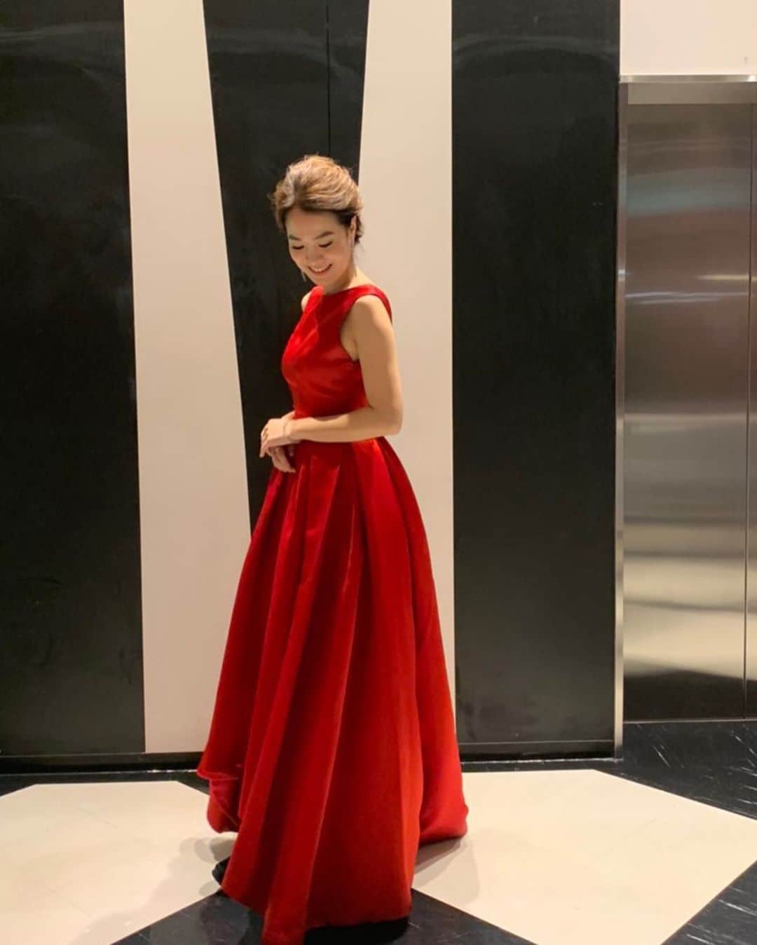 金ケ江悦子さんのインスタグラム写真 - (金ケ江悦子Instagram)「* 『エレガンスとは 目立つことではなく 記憶に残ることだ』 -ジョルジオ・アルマーニ ・ ・ そんな風に感じさせてくれる 真っ赤なドレス。 @haute_renttorunway ・ ・ 派手な印象ではなく 誰かの心にあたたかく 印象づく そんな女性(ひと)でありたい。 ・ special thanks❤︎ @haute_renttorunway  @myrtrst_____ ・ ・ #haute #fashion #dress #haute_renttorunway #dressfashion  #レンタルドレス #オシャレドレス #ファッション  #パーティードレス #パーティードレスレンタル #イブニングドレス #真っ赤なドレス #reddress #missinternational2019」11月18日 0時33分 - etsuko_kanagae