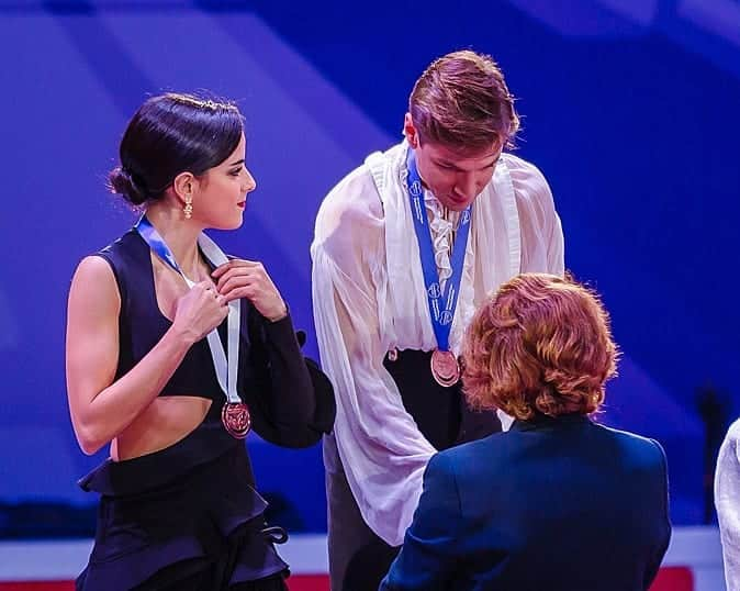 サラ・ウルタドさんのインスタグラム写真 - (サラ・ウルタドInstagram)「The podium, the people, the moment... Thank you life 💫🇷🇺🇨🇦🇪🇸. . . . 📸@dilola6 for @hieloespanol ⛸. . . . #picoftheday #forthememories #forever #grateful #HurtadoJalyavin #sobrehielo #medalceremony #isu #grandprix #rostelecomcup #moscow #russia #спасибо❤️」11月18日 0時34分 - sarasobrehielo