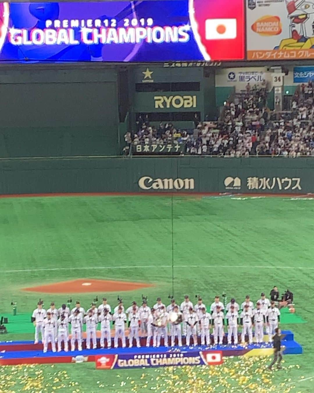 多村仁志さんのインスタグラム写真 - (多村仁志Instagram)「#WBSC #Premier12 ・ #日本代表 #🇯🇵 vs #韓国代表 #🇰🇷 ・ お互い素晴らしい戦いをみせてくれました。 ・ #稲葉ジャパン #世界一 #おめでとう #🏆 ・ そして、試合前には、ロッテ＆ジャイアンツ＆オリックスで活躍した韓国球界のレジェンド！ ・ スンちゃんこと、イ・スンヨプさんと久しぶりに再会。 ・ 当時の事や国際大会での話、今回の両国代表の話など長い時間、内容の濃い話をする事ができました。 ・ 国際大会になると旧友に会えるのもひとつの楽しみでもあります。 ・ 日本では #同級生 #韓国では #先輩 #이승엽 #李承燁 #イスンヨプ #SeungYeopLee #TheLionKing  #삼성라이온즈 (1995 - 2003) #千葉ロッテマリーンズ (2004 - 2005) #読売ジャイアンツ (2006 - 2010) #オリックスバファローズ (2011) #삼성라이온즈 (2012 - 2017) #36 #永久欠番 お互いのスーツ＆シャツ＆ネクタイのカラー一緒 また来年アメリカで再会を約束😊」11月18日 0時44分 - hit_tamu