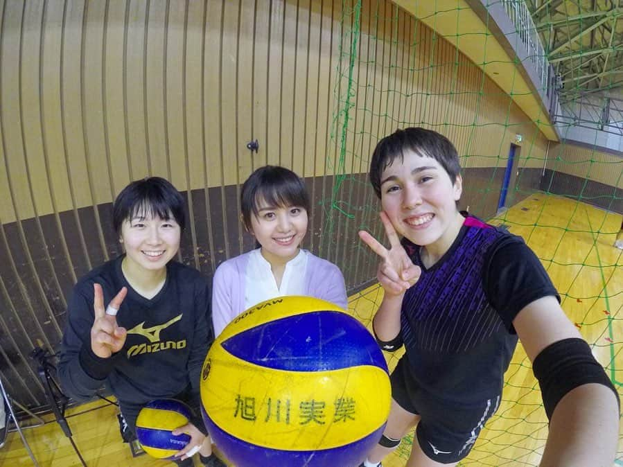 石野智子さんのインスタグラム写真 - (石野智子Instagram)「‪#春の高校バレー 🏐🌸 北海道大会の放送はこの後すぐ！！ 0時45分〜です！！ ・ #アナ活！では実況担当の 福本アナと春高バレートーク！ 旭川実業高校女子バレー部の寮にも潜入👀💡 本当に本当にありがとうございました🙇✨ ・ 全国への切符をかけた熱い試合を ぜひご覧ください！！ ・ 最後になりますが、 全国での北海道勢のご活躍を楽しみにしています✨ ・ #春高バレー #バレーボール #変顔 もしました😗 #流行りのアプリ も教わりました😙 #寮生活 #取材 #素敵なチーム！！ #福本アナ と#レシーブ ポーズ 🏐 #アナ活！ではもっともっと話したいことがありました🥺 #gopro #バレー部 #女子寮 #オフショット  #uhb #北海道文化放送 #アナウンサー」11月18日 0時44分 - uhb_ishino