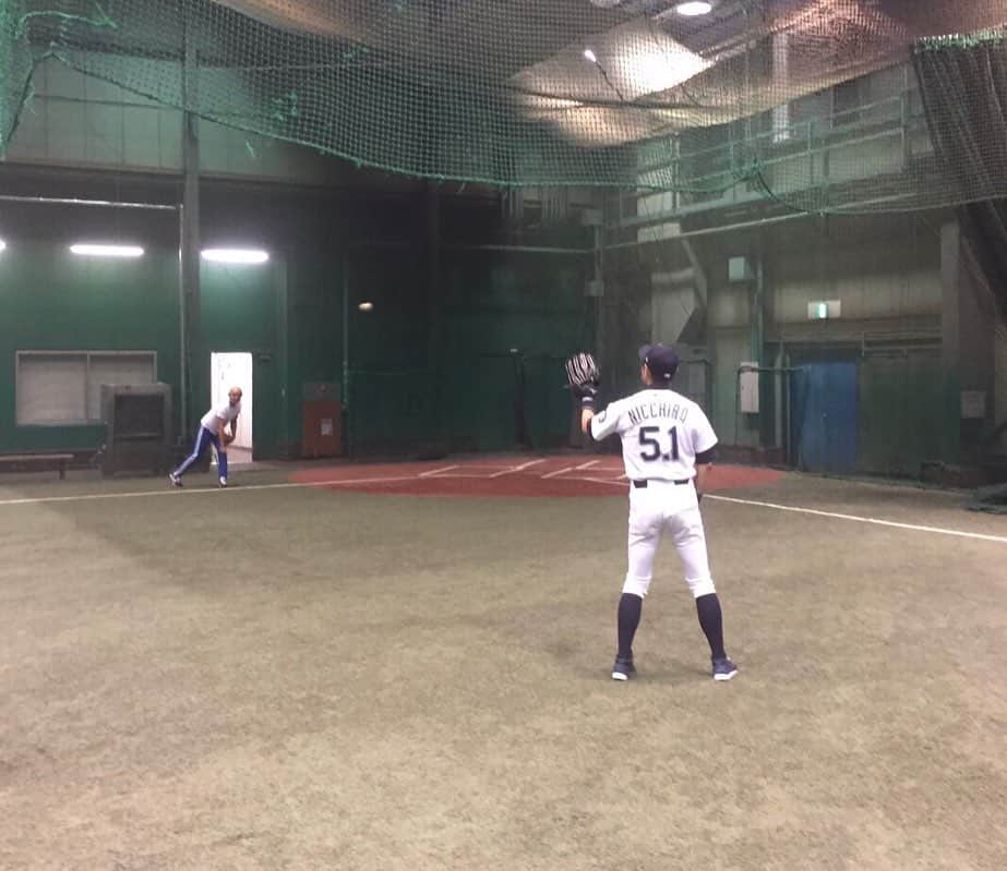そうすけのインスタグラム：「イチローに激似のニッチローとキャッチボール  身長、体重ともにイチローと全く同じというニッチロー  キャッチボールでもレーザービーム炸裂かと思いきや…  投げる寸前までのフォームは完璧だけど、投げる瞬間はフォームめちゃくちゃダサい〜^_^  #イチロー #ニッチロー #野球 #キャッチボール #そっくりさん #ものまね #3球に1球は上のネットにあたる #矢印の軌道で飛んで行く #ニッチローちゃんは元サッカー部でゴールキーパー #バッティングフォームも実際にボールを打たなければそっくり #そうすけ #サブロク双亮 #青ジャージ」