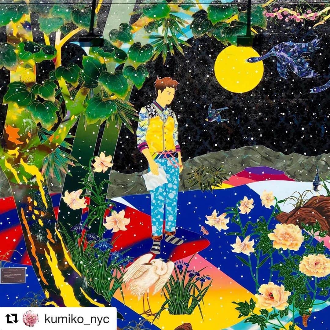 松山智一のインスタグラム：「NYC gettin’ chilly 🥶 at #BoweryMural Repost @kumiko_nyc 🙏 マンハッタンで最も有名な壁の１つ「バワリー・ミューラル」に描かれた松山智一さん (@tomokazumatsuyama)の巨大壁画を見て来ました😊 ・ #tomokazumatsuyama #bowerymural #houstonbowerywallmural #eastvillage #ilovenyc #newyork_instagram #newyork_photoshoots #newyorklife #newyorklifestyle #松山智一 #バワリーミューラル #情熱大陸で #巨大壁画 #パブリックアート #友人と #鮮やかな色使い  #ニューヨーク @goldmanglobalarts @jessicagoldmansrebnick」
