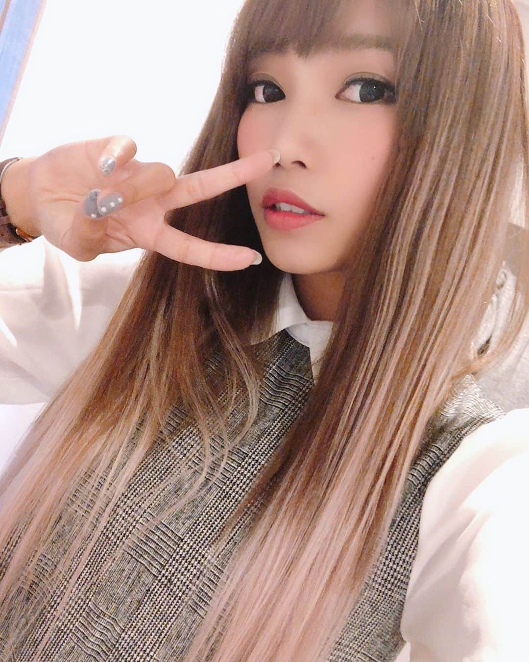 R!Nのインスタグラム：「今日はチャレンジDayでした。 いい結果でありますように。  現状維持ではなくもっともっとその先を見たい。 シンガーとしてのキャリアをもっと積めるように、Aldiousというバンドをもっとたくさんの人に知ってもらうために。  出来ることを一つ一つ重ねていきたいです。  さ、おやすみ🌙  #challenger #singer #Aldious #selfie」
