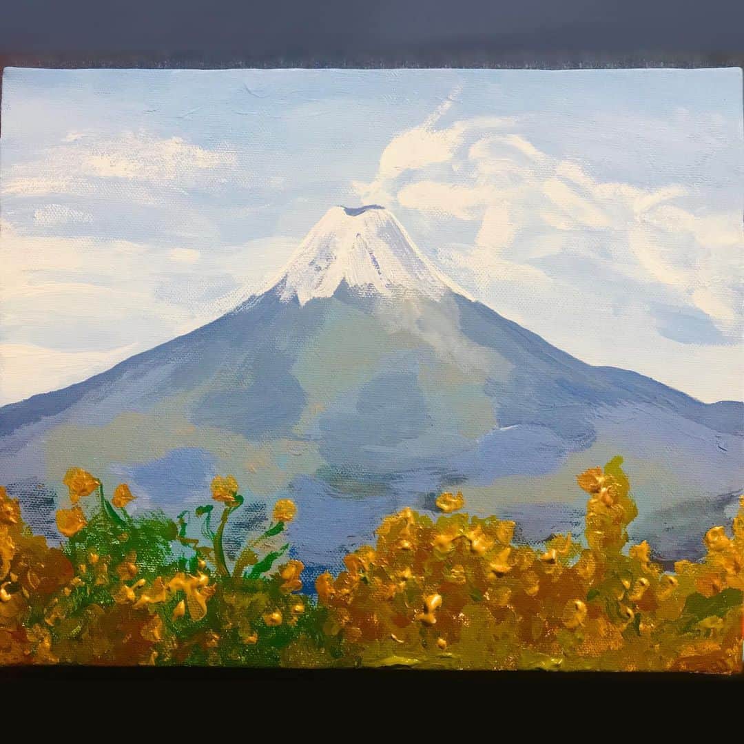 中村涼子さんのインスタグラム写真 - (中村涼子Instagram)「『Mt.Fuji in November 2019』 アクリル絵の具 キャンバス  先ほど、人生で初めて風景画を描きました。 家には何枚もキャンバスがあって、いつでも絵は描ける準備はあったのに、いつまでも描かず。 キャラクター絵やカラフルな絵は描いても、描きたいと頭では何度もイメトレをしている風景画は描けず。  私は私らしい絵を描けばいいし、 風景画はいつか上手くなってから描けばいいし、 今から私が風景画を描いたところで…と、  憧れ過ぎて描けなくなっていました。  それに、 風景画なんて描いてしまったら自分が絵が下手なことを認めなきゃいけなくなることが怖かった。  この絵は、 大好きな富士山を 私のためだけに描きました。 好きな富士山を好きな形に好きな色に。 普通の絵です。  絵は好きなことをやる第一歩だと思っていました。  好きなことやって生きてると思えていたのに、風景画を描くかどうか、それを載せるかどうかだけで、  恥をかきたくなくて、ダサいところ見られたくなくて、キモいと思われたくなくて、やりたいのに今じゃないフリをして何度も見過ごしていました。  描いてみたら別に普通で、 私の好きな絵でした。  本当はやりたいのに、憧れが焦がれて焦げちゃって、 それをやったらダサくてハズくてキモくて怖くて 誰にもそんなこと言われてないのに、自分で勝手に完結させちゃって、 でもその感情そのまま一緒に連れて行けたらどんな景色が見れるのだろうか  私、描いてくれてありがとう！  また描きたいです。  #このあと絵をひっくり返して草の部分の絵の具がグシャグシャになりましたわ」11月18日 1時08分 - nakamuraryoko56