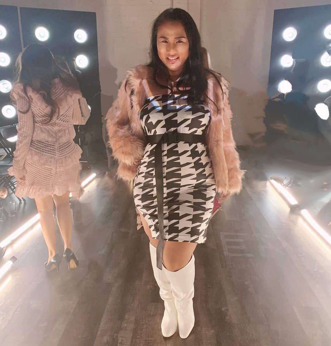 藤井美穂のインスタグラム：「I looked like the Barbie I played when I was kid 👸🏼👸🏼👸🏼 That was my dream to own white boots like my Barbie owned ❤️ 👢 @shoedazzle  #shoedazzlepartner」