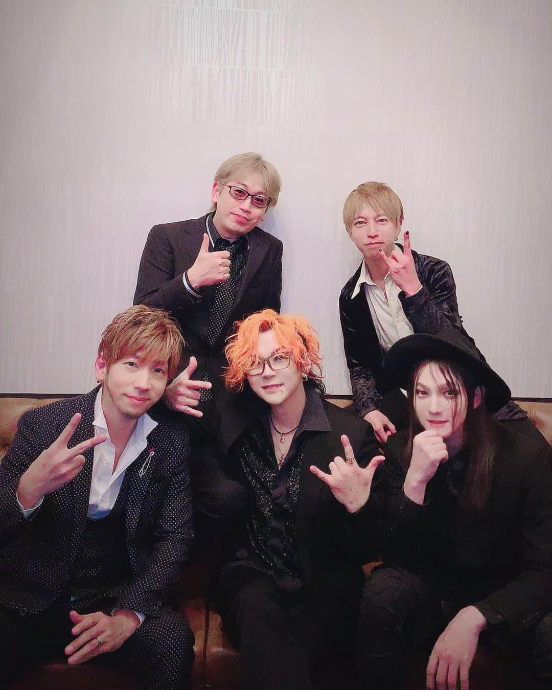 淳士さんのインスタグラム写真 - (淳士Instagram)「【J’s Acoustic Party 2019】終了💝✨ . 今年もちょ〜〜〜〜楽しかった😊💕 . みんなおめかししててかうぇうぃかったな〜( ´ ∀ ` )❤️ . なんか… . ホント感謝してます✨ . 僕はこのアコパが大好きなので、その僕の “大好き” にこんなにたくさんのおまいらが集まってくれるのがいつも本当に嬉しい☺️ . ありがとう😊❤️ . 大好きだよおまいらʕ*̫͡*ʔ•͓͡•ʔ-̫͡-( ｰ̀∀ｰ́ʕ•̫͡•ʔ❤️ . いや〜 . また来年が楽しみだ(ノ∀ ` )❤️ . あと、今日は “チェラー🍊” のお披露目公演でもありました😊🎻 . ふふふ気持ちよかったスぐふふ( ｰ́∀ｰ̀ )✌️ . えーちゃんの美しくムーディーなピアノ、しんちゃんの美しく優しいコーラス、YUKIの美しくもエモいギター、ケソケソの浅黒…美しく軽快なリズム✨ . メンバーみんな最高ありがとすっき☺️❤️ . スタッフの皆さんも本当にいろいろありがとうございましたm(_ _)m . いや〜〜( ´ ∀ ` ) . 寝るか〜(ノ∀ ` ) . おやすんzz . #アコパ #最高メンバー #⛩ #支配人 #実は淳士 #チェロ」11月18日 1時18分 - jz0330