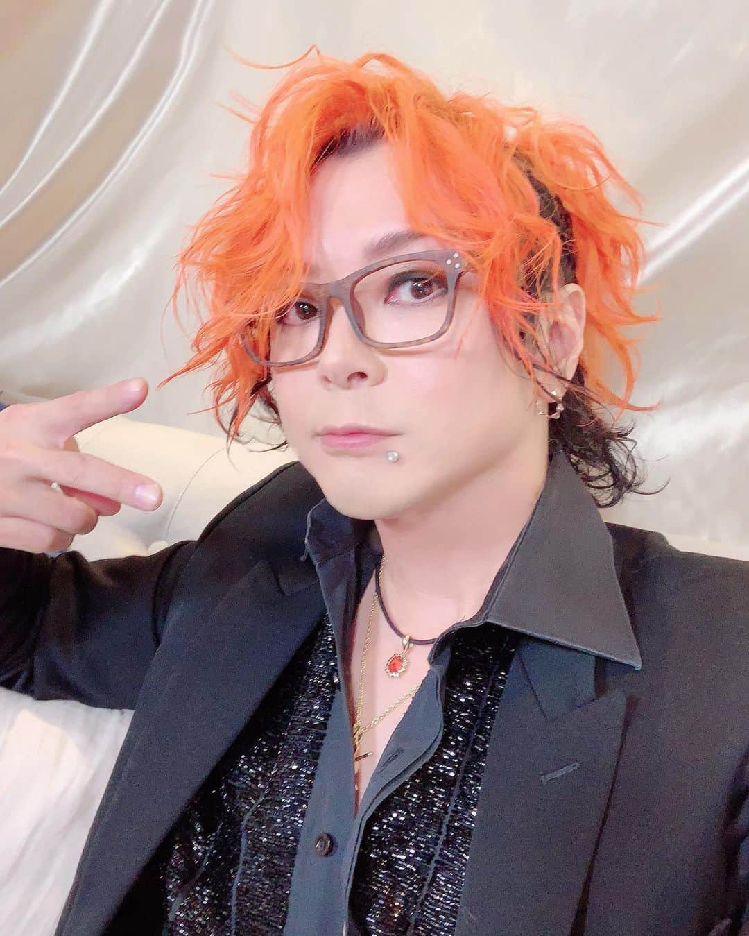 淳士さんのインスタグラム写真 - (淳士Instagram)「【J’s Acoustic Party 2019】終了💝✨ . 今年もちょ〜〜〜〜楽しかった😊💕 . みんなおめかししててかうぇうぃかったな〜( ´ ∀ ` )❤️ . なんか… . ホント感謝してます✨ . 僕はこのアコパが大好きなので、その僕の “大好き” にこんなにたくさんのおまいらが集まってくれるのがいつも本当に嬉しい☺️ . ありがとう😊❤️ . 大好きだよおまいらʕ*̫͡*ʔ•͓͡•ʔ-̫͡-( ｰ̀∀ｰ́ʕ•̫͡•ʔ❤️ . いや〜 . また来年が楽しみだ(ノ∀ ` )❤️ . あと、今日は “チェラー🍊” のお披露目公演でもありました😊🎻 . ふふふ気持ちよかったスぐふふ( ｰ́∀ｰ̀ )✌️ . えーちゃんの美しくムーディーなピアノ、しんちゃんの美しく優しいコーラス、YUKIの美しくもエモいギター、ケソケソの浅黒…美しく軽快なリズム✨ . メンバーみんな最高ありがとすっき☺️❤️ . スタッフの皆さんも本当にいろいろありがとうございましたm(_ _)m . いや〜〜( ´ ∀ ` ) . 寝るか〜(ノ∀ ` ) . おやすんzz . #アコパ #最高メンバー #⛩ #支配人 #実は淳士 #チェロ」11月18日 1時18分 - jz0330