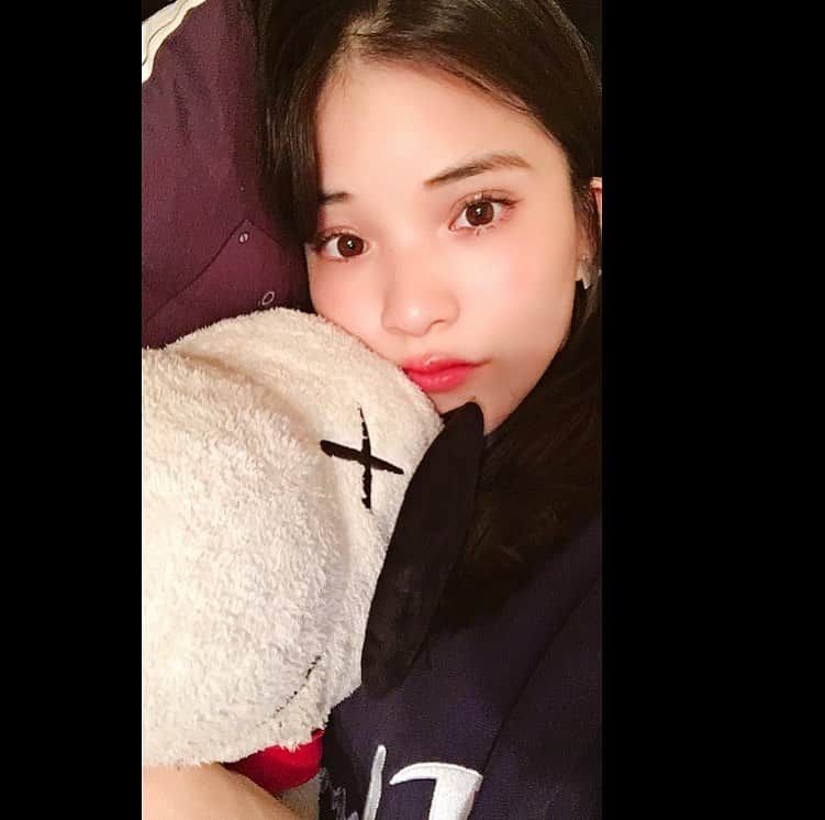 仮谷せいらのインスタグラム：「ソファでウトウトぐだぐだ🛋 おやすみなさい😪✨ #無の顔しとる #今日左眉毛めっちゃ抜けた #6本くらい抜けた #1本が長いから抜けた時のダメージやばたん #急募左眉毛 #スヌ男」