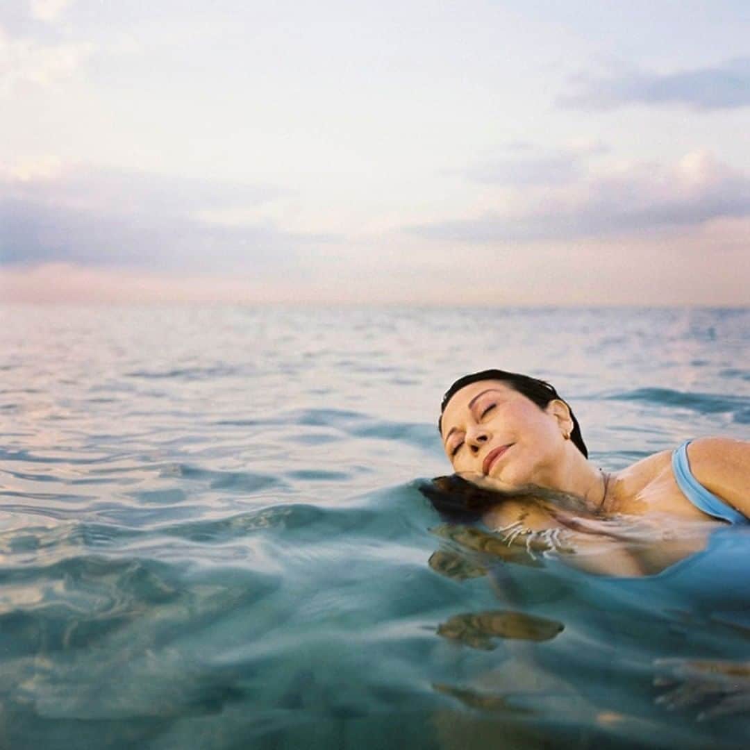 のインスタグラム：「Photo by @maggiesteber | In a sea of memories Elly Chovel found purpose. An exile from her homeland of Cuba, she swam daily in the waters off Miami, telling me that the waters that lapped the shores of her adopted home also lapped the shores of her homeland. At age 14 Elly was a frightened refugee whose family sent her to the U.S. to escape from Fidel Castro’s Cuba.  Elly and the other young Cubans sent to the U.S. and Canada during this time were called Pedro Pan kids. At age 43 she created an organization to preserve the history of the 14,000 Cuban children who fled without parents between 1960 and 1962. “From memories of suffering comes compassion,” she said. I photographed her on one of her daily swims for a National Geographic story about memory published in November 2007. #natgeowomenofvision #memory #women」