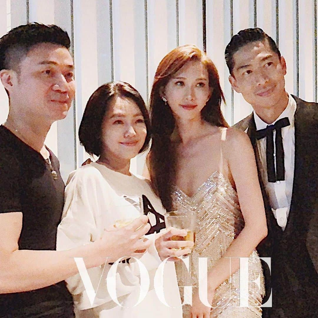 Vogue Taiwan Officialさんのインスタグラム写真 - (Vogue Taiwan OfficialInstagram)「#Vogueceleb﻿ ﻿ 深夜來些火辣的！志玲姊姊最後一套服裝穿上了 @nicolefeliciacouture 的亮片小禮服，這牌子也是小S喜愛的品牌之一，雙姝會不會太有默契！﻿ ﻿ 晚上的派對在酒吧舉辦，雖然店內昏暗，但志玲姊姊整個人幸福的發光，還和好姐妹小S徐熙娣大擁抱合照，努力幫大家拍到這麼難得的畫面！﻿ ﻿ #林志玲 #黑澤良平 #akira #exileakira #linchiling #小S #徐熙娣﻿ #nicolefeliciacouture ﻿ 🖊#sandyis3d」11月18日 1時50分 - voguetaiwan