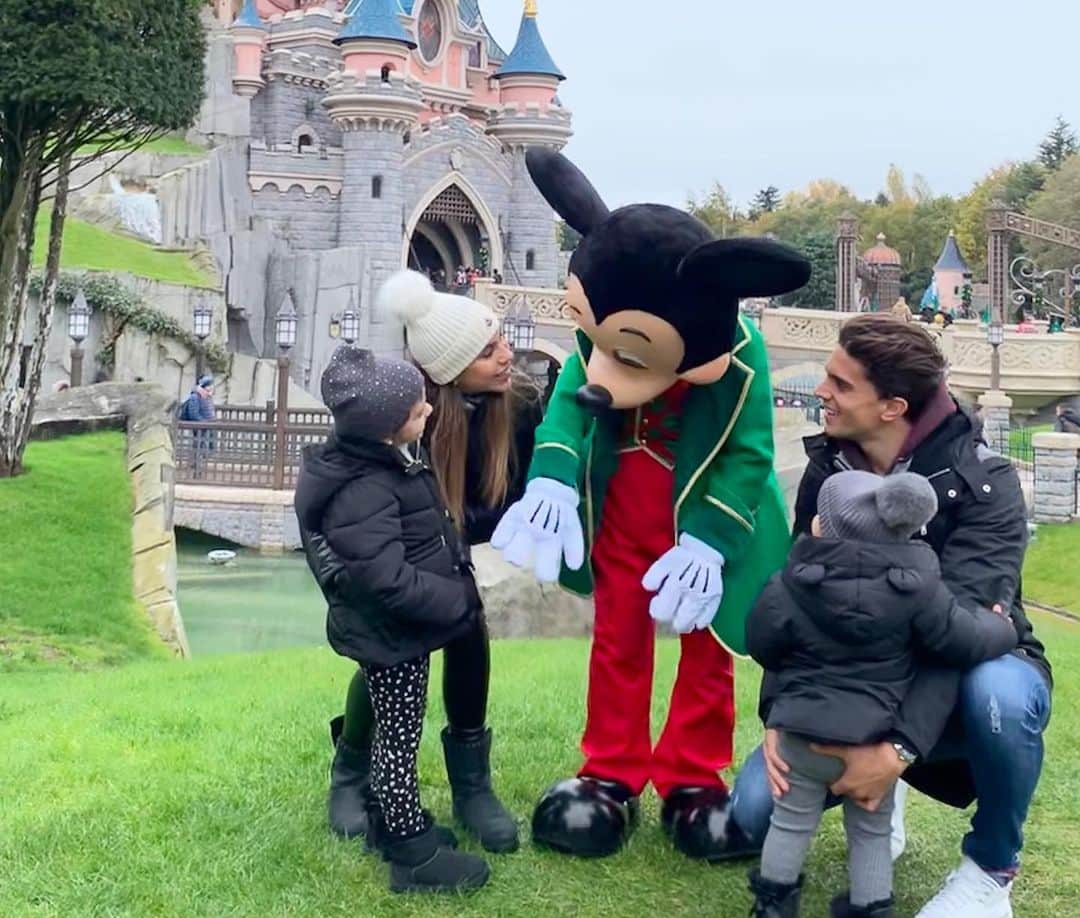 マルク・バルトラさんのインスタグラム写真 - (マルク・バルトラInstagram)「Familia. ✨ @disneylandparis #DisneyXmas #DisneylandParis #Family #MickeyMouse」11月18日 1時42分 - marcbartra
