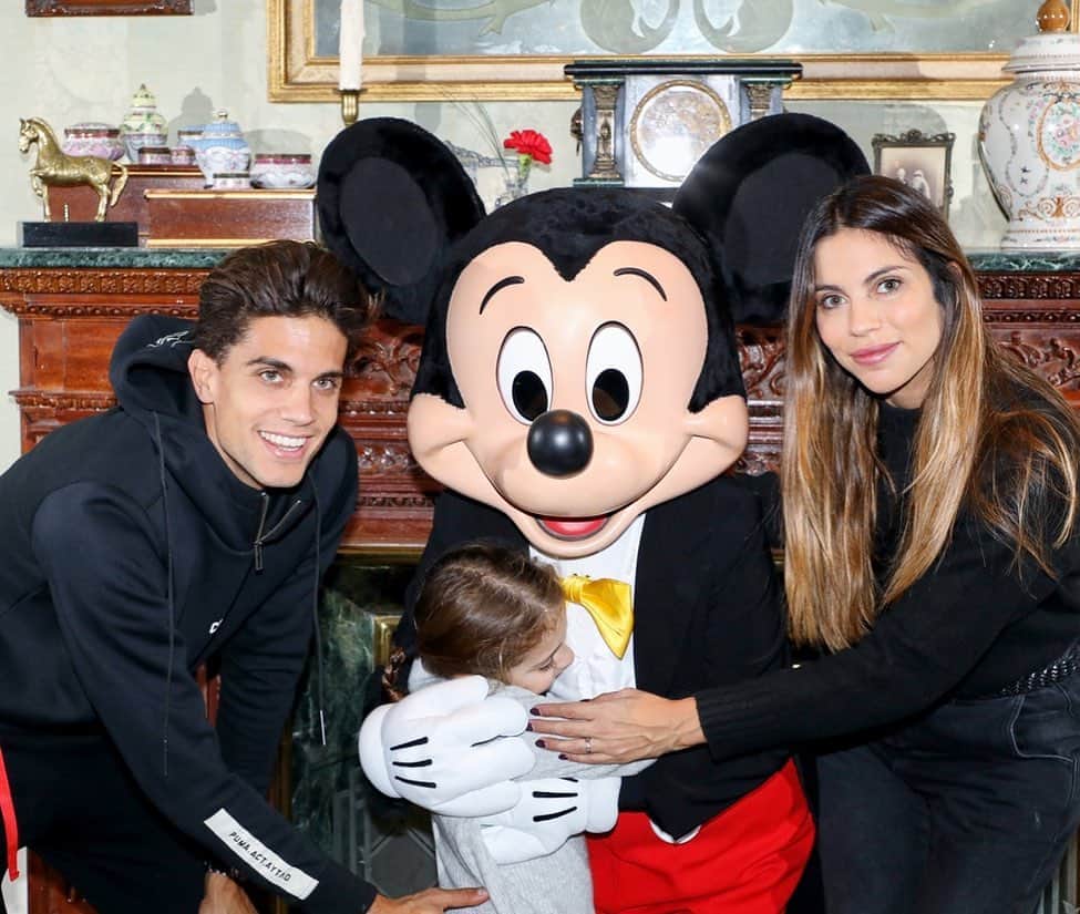 マルク・バルトラのインスタグラム：「Familia. ✨ @disneylandparis #DisneyXmas #DisneylandParis #Family #MickeyMouse」