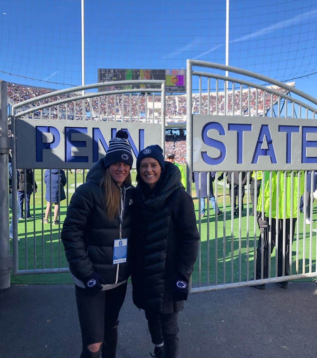 アリッサ・ナアーのインスタグラム：「2004: recruit/host. 15 years, a few championships, and a lot of memories later...back home in Happy Valley! Thanks for a great weekend @pennstatewsoc  @pennstatefball 💙🦁🏈⚽️」