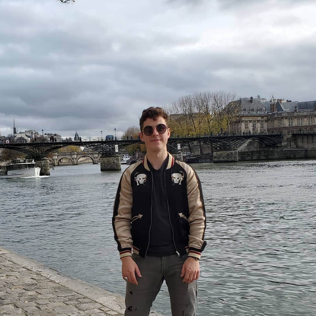 Nolan Gouldさんのインスタグラム写真 - (Nolan GouldInstagram)「Incredible week in Paris with @abcmodernfam  Thanks to everyone who was so welcoming to our cast and crew.」11月18日 1時58分 - nolangould