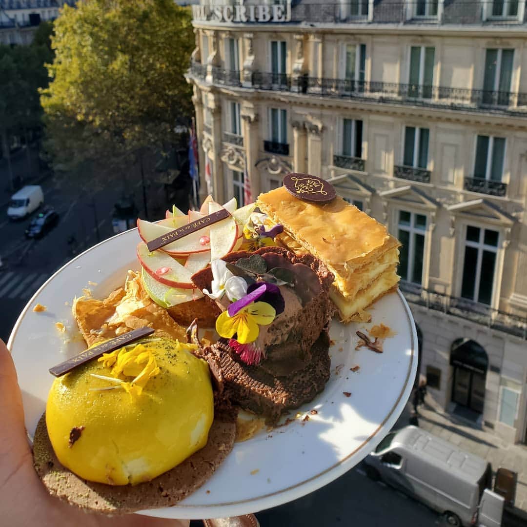 Nolan Gouldさんのインスタグラム写真 - (Nolan GouldInstagram)「Incredible week in Paris with @abcmodernfam  Thanks to everyone who was so welcoming to our cast and crew.」11月18日 1時58分 - nolangould