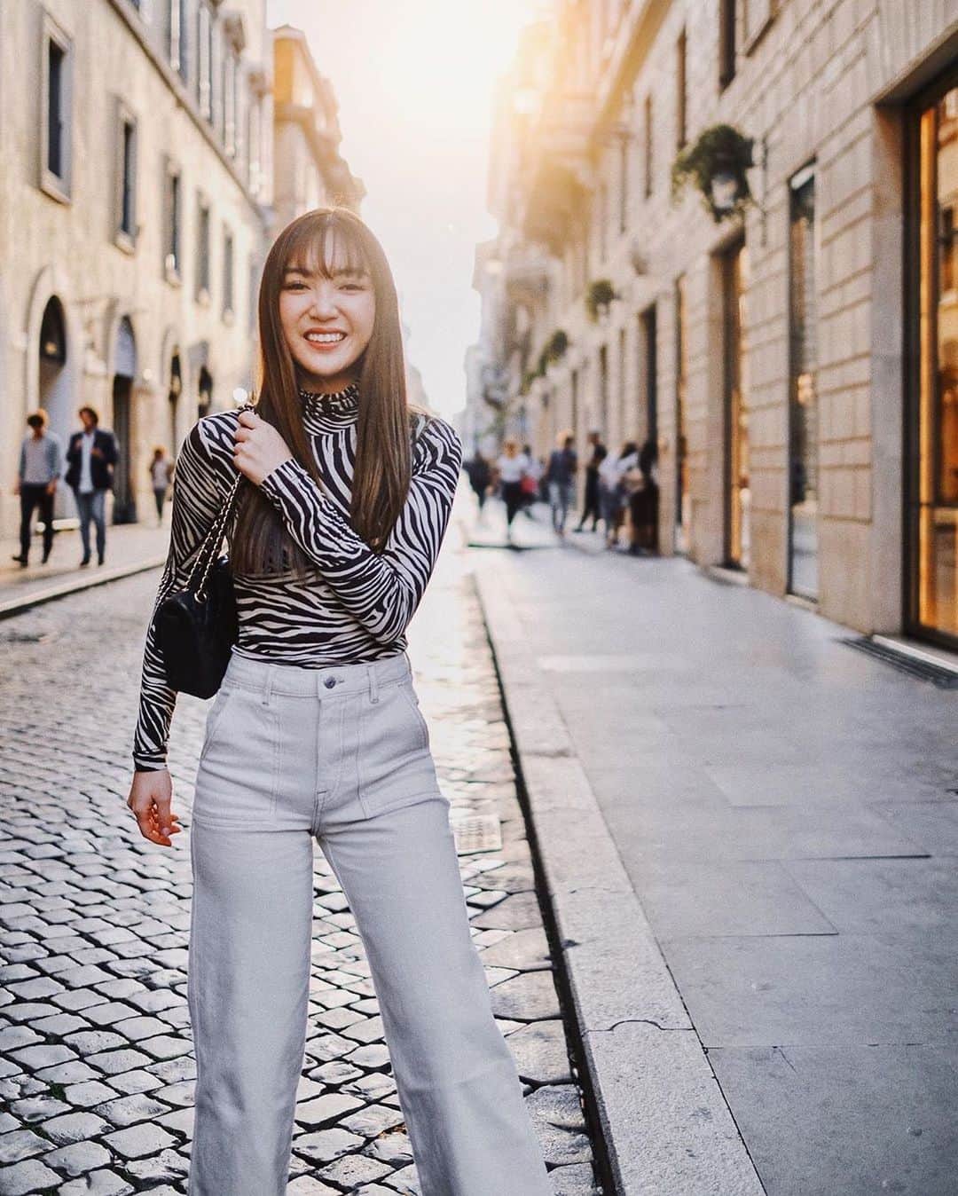 H&Mさんのインスタグラム写真 - (H&MInstagram)「Zebra patterns and high-waisted white trousers — hello Sunday look! @bychloenguyen #HM #HMxME #regram  Modal polo-neck top: 0733098009」11月18日 1時50分 - hm