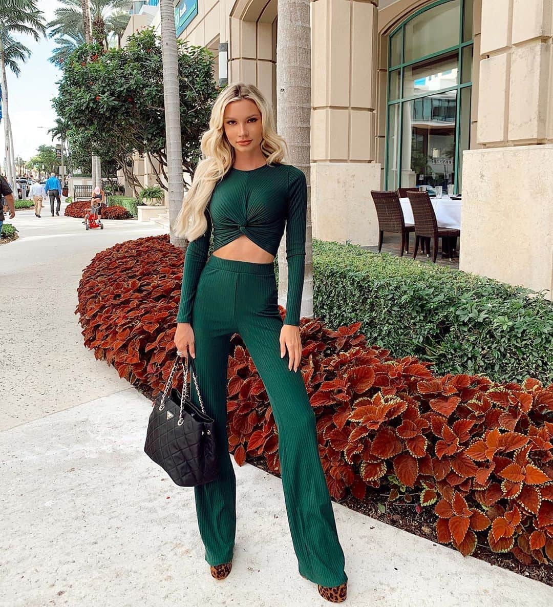 Alexa Collinsさんのインスタグラム写真 - (Alexa CollinsInstagram)「This outfit reminds me of how close Christmas is 🌲 @fashionnova AD」11月18日 2時19分 - alexacollins