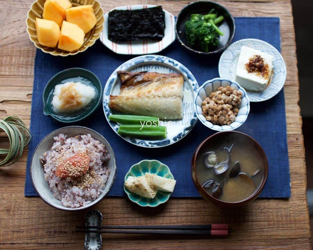 草間淑江さんのインスタグラム写真 - (草間淑江Instagram)「おはようございます！ １１月１８日の朝は、鯖の塩焼き、納豆、春菊のお浸し、海苔、ラー油がけ豆腐、大根のぬか漬け、タラコのせごはん、しじみ汁、柿。 月曜日の朝。 和食で攻めました♬ ごちそうさまでした。 さ、今週もスタートです！ 風邪に気をつけながら１週間元気に過ごせますように♡ よろしくお願いします〜❤️ ・ #朝食#朝ごはん #サバの塩焼き#和食#朝はしっかり#月曜日#今週もスタート#よろしくお願いします💓」11月18日 7時58分 - yoshie_kusama