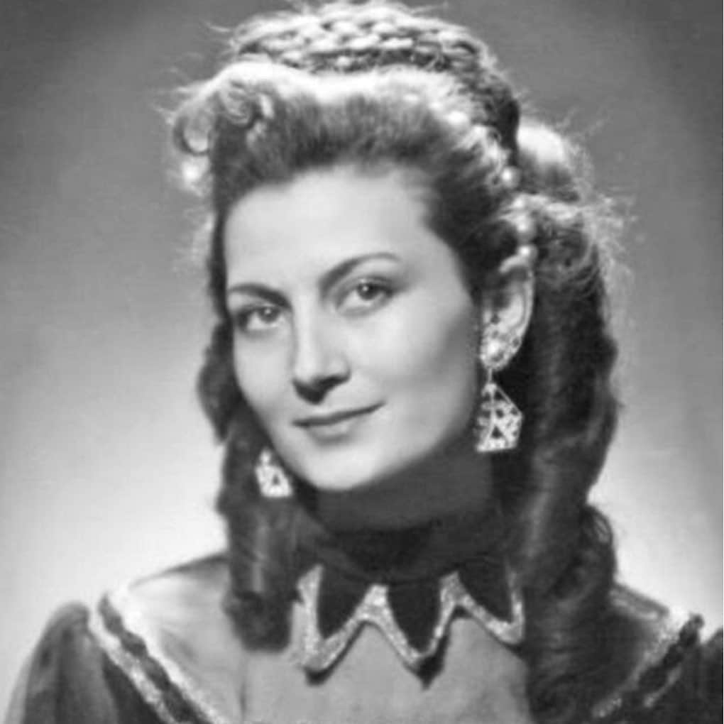 muratdalkilicのインスタグラム：「Türk tiyatrosunun first ladysi... Dokunduğu her sahneyi güzelleştiren kadın... 🙏🏻」