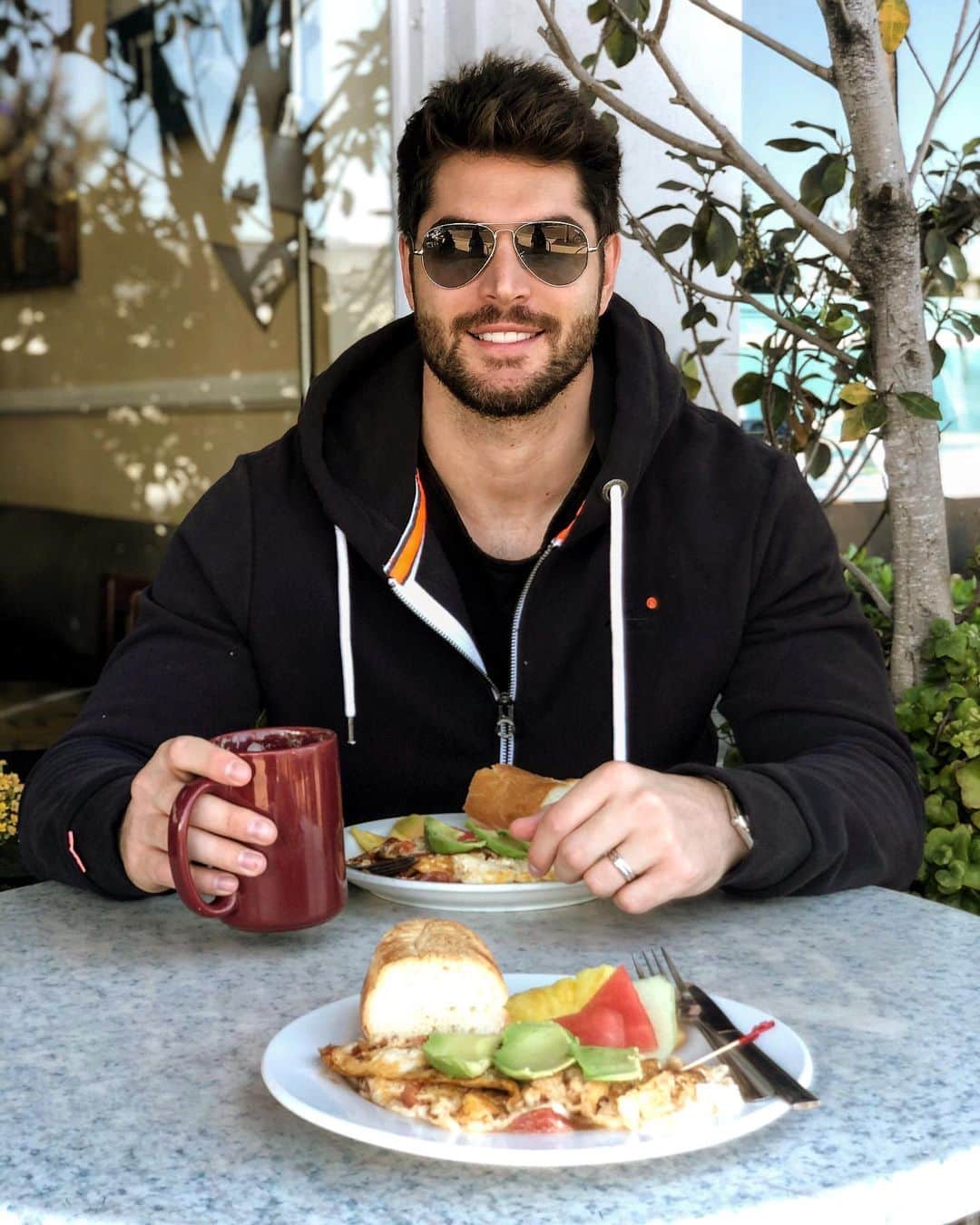 ニック・ベイトマンのインスタグラム：「Yes they are both for me 🍽 good morning San Diego 🌞」