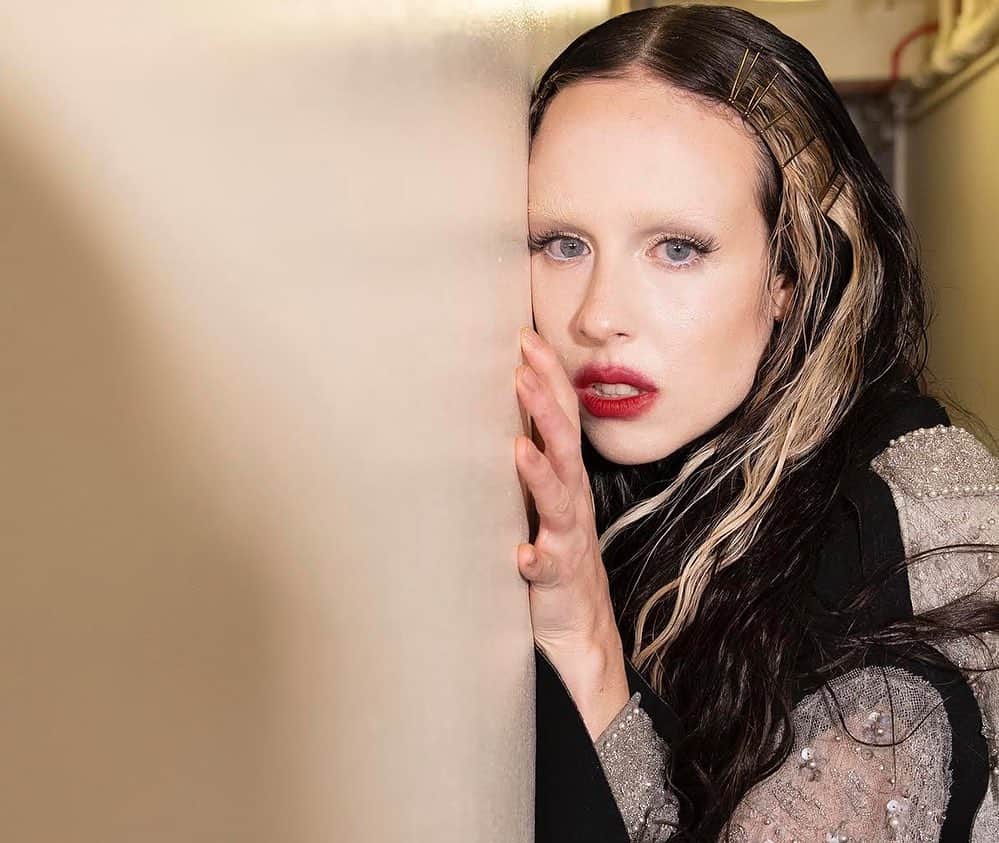 アリー・エックスのインスタグラム：「Backstage in London 🇬🇧 in @maisonmargiela 🖤⁣ ⁣ 📸 @_burakcingi_」