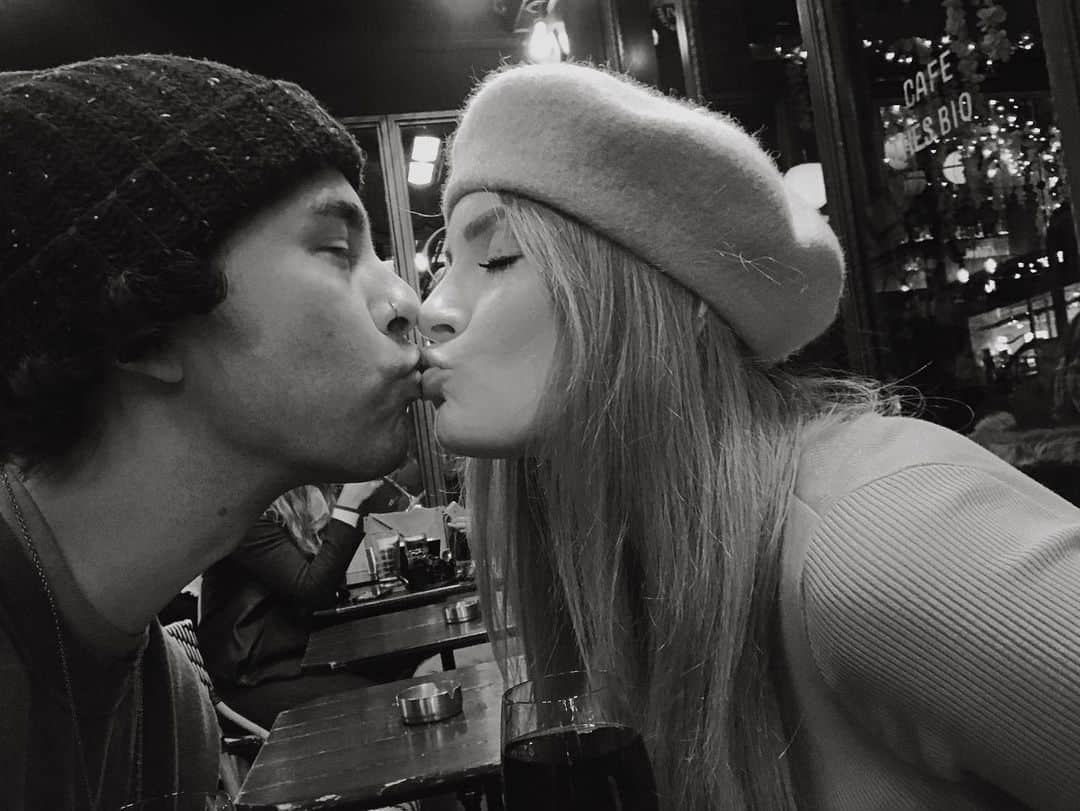 ヴィック・フエンテスのインスタグラム：「❤️🛵🥖🍷」