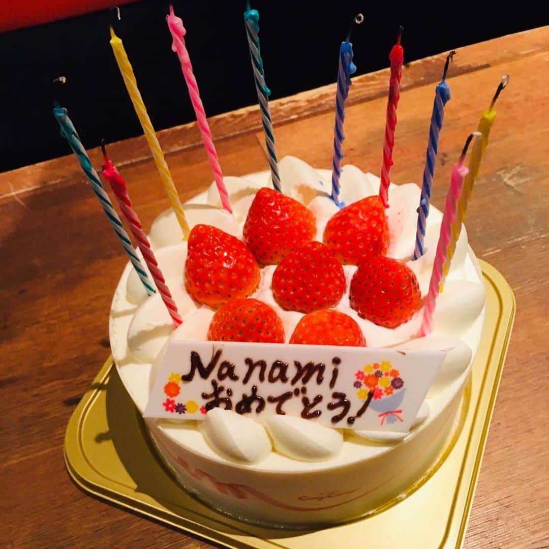 岩村菜々美さんのインスタグラム写真 - (岩村菜々美Instagram)「11月17日 Growing up〜いくつになっても〜 お越しいただき、ありがとうございました!! 香港デビューから10年、 ミニアルバム発売、 誕生日も近いということで、 ケーキ頂きました😆💕 お花もたくさん💐 本当にありがとうございました。 みんな楽しんでもらえたかなー？ 私はとても楽しかったです。 みんなに幸せ貰いました✨ これからまた少しずつだけど返していけるようにがんばるね！ #Nanami #ワンマンライブ #growingup #Shibuya #1UP」11月18日 2時49分 - nanami1120