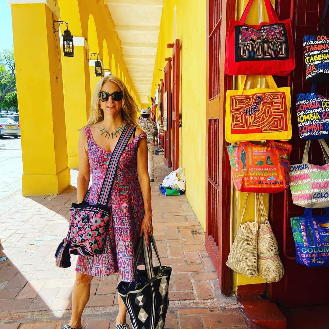 ナネットレポーのインスタグラム：「I had to do a little shopping! #cartegenacolombia」