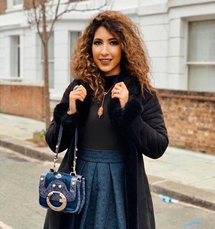 のインスタグラム：「Sharing one of her favourite looks @saraluxuria styles our black faux fur collar and cuff coat with perfectly balanced navy blues. #jaegerstyle」