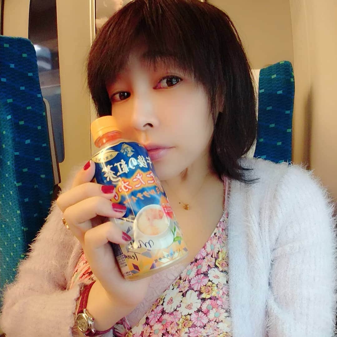 松坂南さんのインスタグラム写真 - (松坂南Instagram)「こちらも移動中。  ホットミルク大好き❤️ #グラドル自画撮り部」11月18日 3時04分 - minami_matsuzaka
