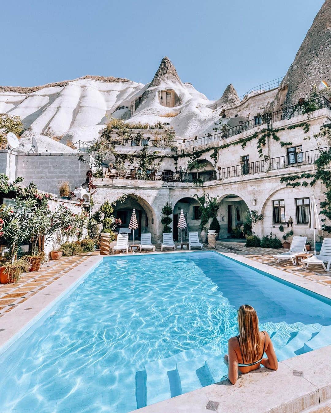 Izkizのインスタグラム：「S U N S H I N E  O N  M Y  M I N D ☼  Can’t wait for Christmas but also can’t wait to be back splashing around in rock pools 🤷🏼‍♀️💦」