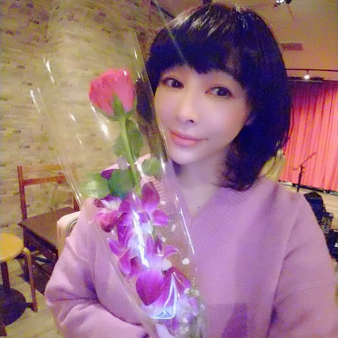 松坂南さんのインスタグラム写真 - (松坂南Instagram)「こちらもお花ありがとうございます✨  まだこのお花、自宅にて咲いてる☆  長持ち。  花は自分の代わりに枯れてくれる優しさを持ってるので好き💕  生花はいつも必ず大事に持って帰り自宅にて愛でてます  #グラドルスペースシャトル #ありがとうございました🙏」11月18日 3時07分 - minami_matsuzaka