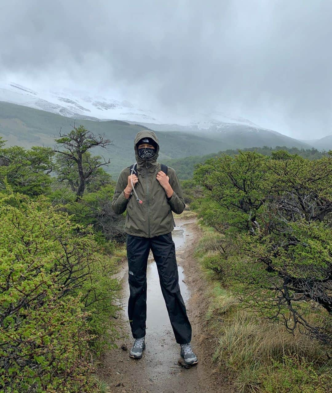 Zanna Van Dijkさんのインスタグラム写真 - (Zanna Van DijkInstagram)「Patagonia Day One 🏔✅ Now I see why people say you can experience all four seasons in a day here! Mother Nature threw us a challenge in the form of strong wind and heavy rain 🌧 But as my mum would say - “there’s no such thing as bad weather, just bad clothing choices” (wise words @yorkshirehelen) 👏🏼 As a Yorkshire lass I wasn’t going to let a little rain stop me getting outdoors! So we wrapped up warm and headed off for a cheeky 20km hike through the mountains ⛰ I believe that we can’t control what happens to us but we can control our reactions. We could have chosen to stay inside but we braved the weather and ended up having an amazing time! Plus by about 2/3 of the way through our hike the rain stopped and the sun came out 🤩☀️ Fingers crossed the weather gods work in our favour tomorrow (as it’s going to be our anniversary!)🤞🏼❤️ #patagonia #elchalten #hikinggirl #girlswhohike #thegreatoutdoors #hiking #hikingcouple #cerrotorre」11月18日 3時11分 - zannavandijk