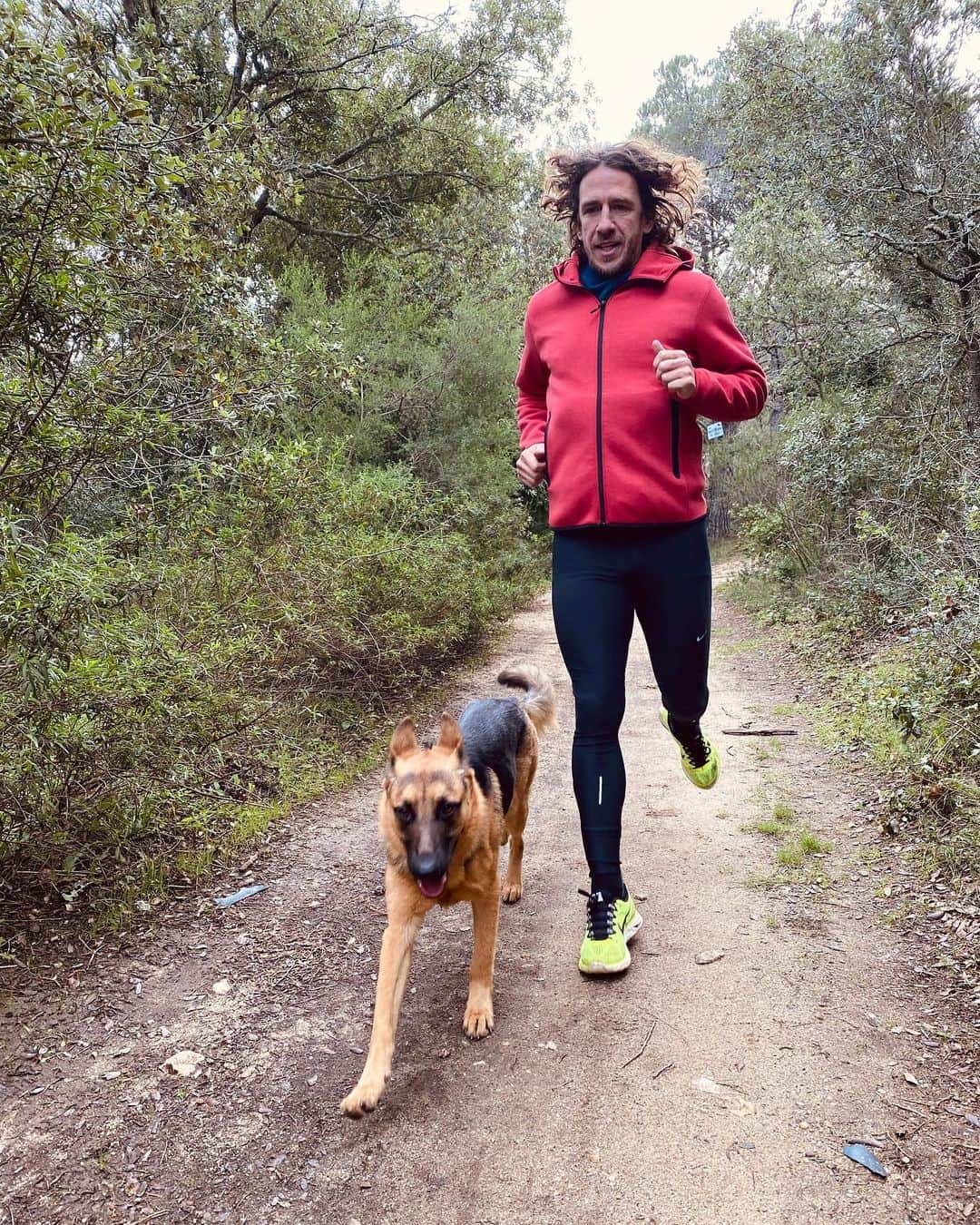 カルレス・プジョルのインスタグラム：「A mi cachorro le costaba seguirme, ahora que ya tiene un año, #Simón🧡marca el ritmo. Just a few months ago Simon was behind me, now with one year old already, I follow the boss 🐕💪」