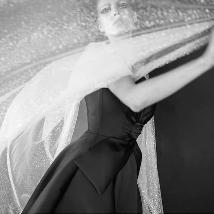 アレクシマビーユのインスタグラム：「My strech bow dress styled @saik.gonzalez for @vogue.polska  available @harrods @alexismabille in color #alexismabille #vogue #bowdress #iconic #strechcorset #corset #rtw #shopping #harrods #alexismabilleshop」