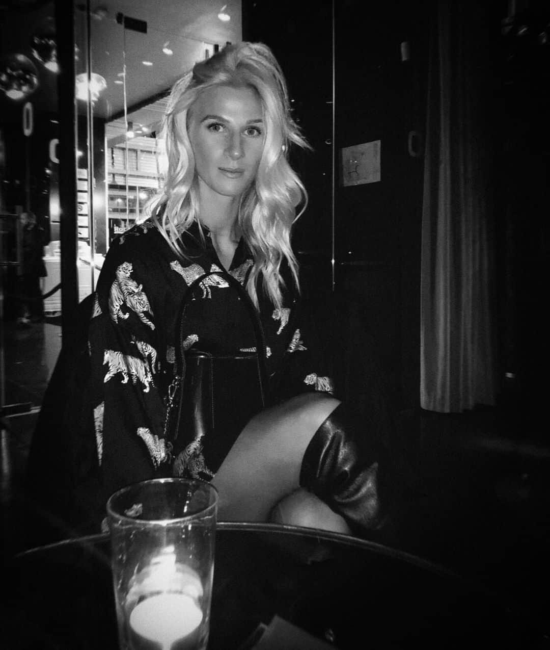 ソフィア・ヤコブソンさんのインスタグラム写真 - (ソフィア・ヤコブソンInstagram)「Dinner out in Madrid. 🖤 #yesterdaynight」11月18日 4時06分 - sofiajakobsson