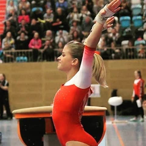 のインスタグラム：「Wer kommt am 30.11. zum Bundesliga-Finale nach Ludwigsburg?  Der @mtv_stuttgart_turnen ist bereit für die #missiontitelverteidigung 🤩 #me #eliseitz #gymnastics #nationalteam #germany #MTVStuttgart #bestteam #missiontitelverteidigung #vault」