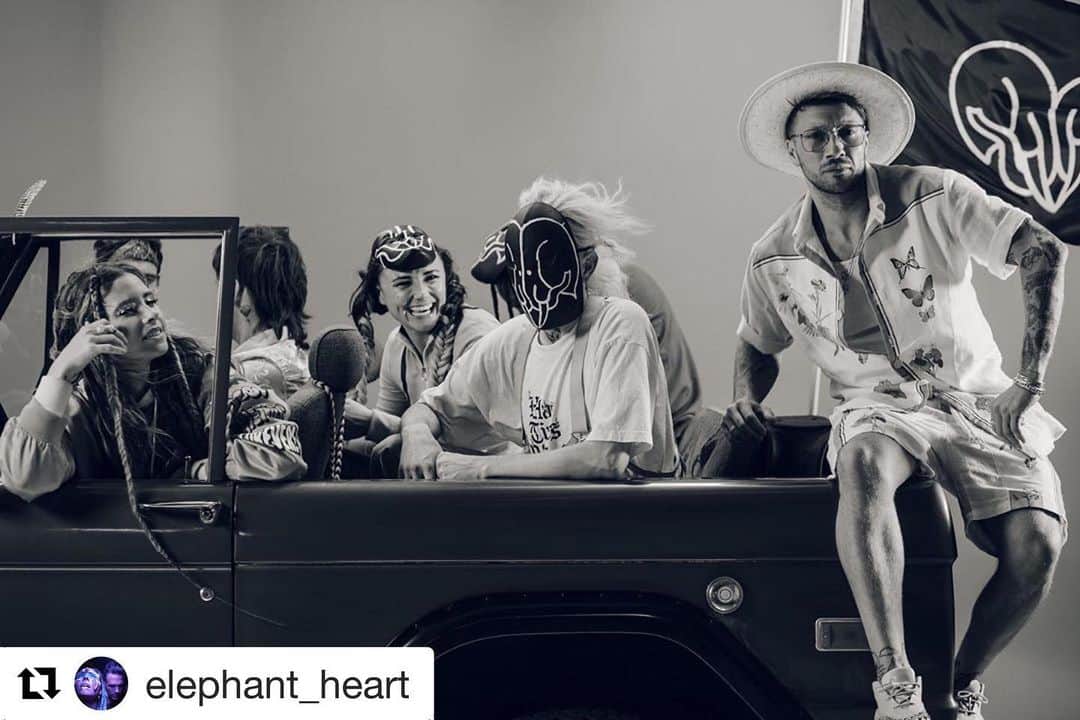 ブリアナ・エヴィガンのインスタグラム：「Love you guys so much!!! #Repost @elephant_heart with @get_repost ・・・ Making art with our best friends has been the best experience. We’re thankful  to have friends that are not only the most fun people on the 🌎, but people who will be there no matter how many “followers” we have. Friends who are honest and speak from the heart. Make sure to have friends that speak into your life and help keep you grounded. Friends that aren’t “yes” people, but friends who are not afraid to have the hard talks when necessary. Your bonds will only grow deeper. Tag your squad🤜🏼💓🤛🏽」