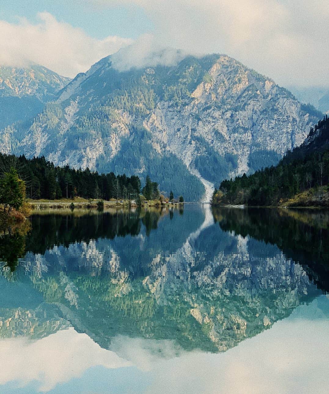 Lyloutteのインスタグラム：「~ effet miroir 😍 j'aurais aimé photographier ça mon refléx... c'était si beau, hein @larmichou ? { #autriche #lac #shotoniphone #shotoniphone11promax #travel #exploremore #vscotravel #mountains #lake」