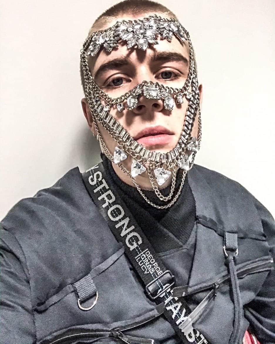 のインスタグラム：「STAY STRONG @wissenmachtb 🖤 • • • • • #staystrong #georgeginalucy #gglsquad #35mm #portrait #portraiture #potd #bag #accessories #jewelry #vscocam #vsco #hypebeast #highsnobiety #face #fashion #streetwear #streetstyle #streetfashion #outfit #ootd #menswear」