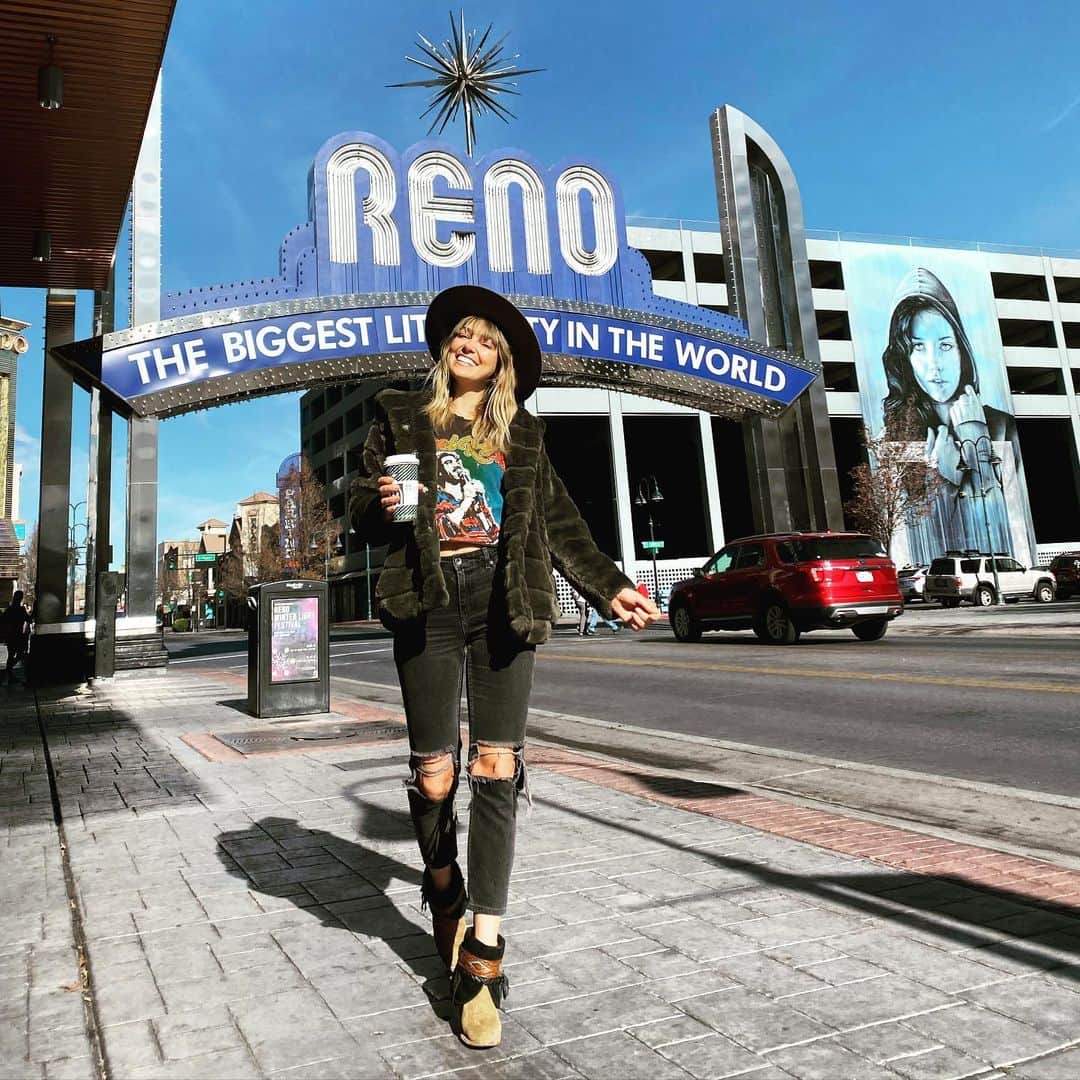 アシュリー・ハートのインスタグラム：「On the Road again, hitting highway 50, right through the heart of Nevada Desert. Can I get a yewwww yew! 😉@helloworld」