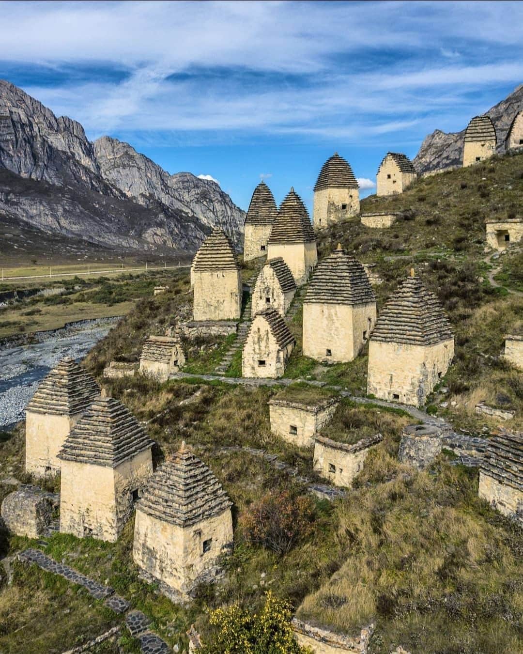 Abandoned Placesさんのインスタグラム写真 - (Abandoned PlacesInstagram)「Abandoned village in the mountains of Russia. Photography by @svetosh_13」11月18日 4時50分 - itsabandoned
