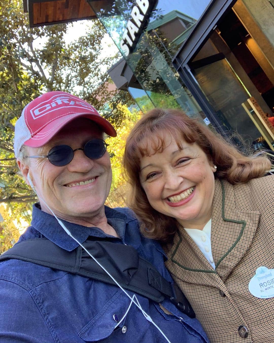 マイケル・ルーカーさんのインスタグラム写真 - (マイケル・ルーカーInstagram)「Gonna enjoy my day at Disneyland by the way this is Rosie and I asked for her photo」11月18日 5時10分 - michael_rooker