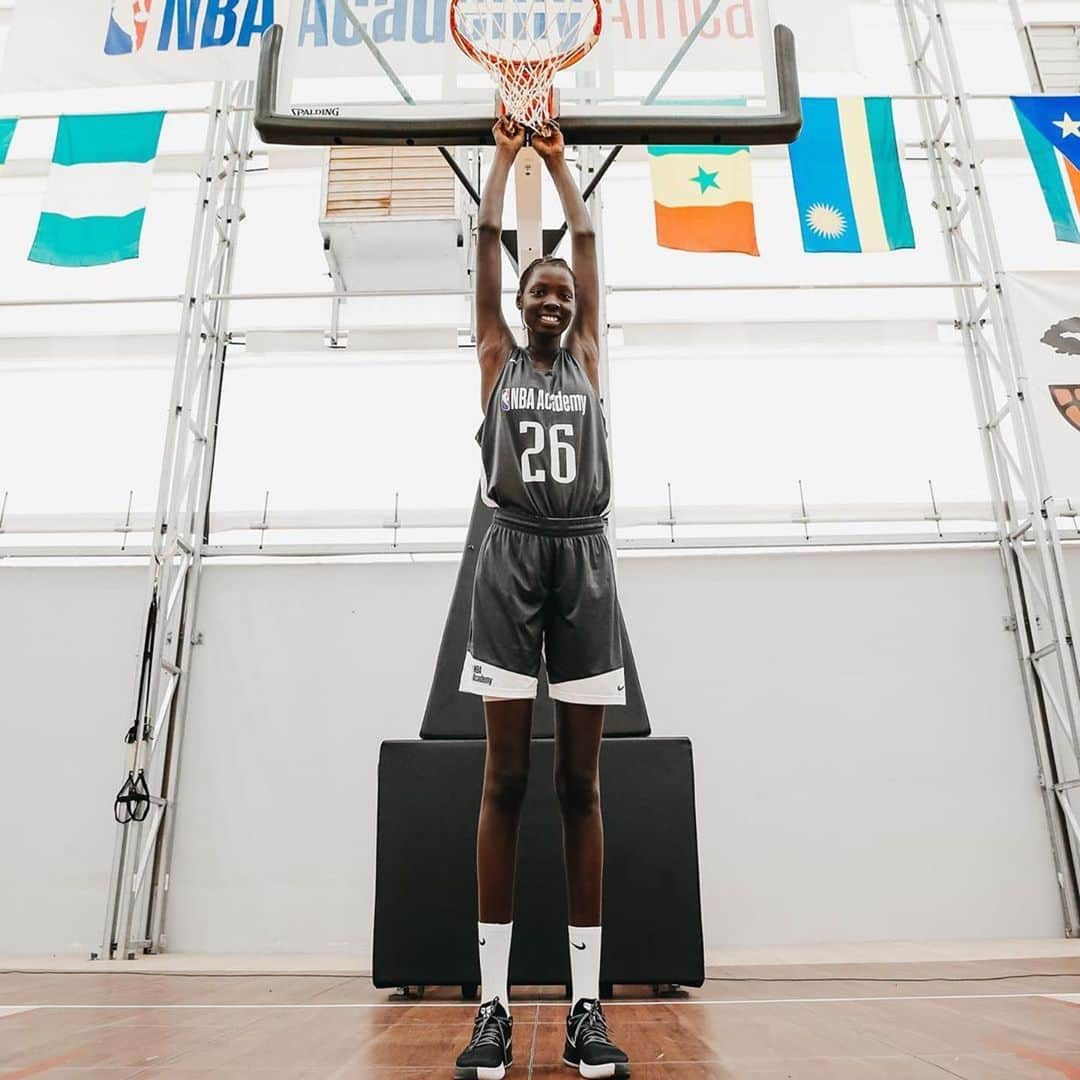 ルオル・デンさんのインスタグラム写真 - (ルオル・デンInstagram)「#Repost @nbaacademy  Abuna Chol Awur Ruop (South Sudan 🇸🇸) only started playing basketball in May 2019, with the @luoldeng9 Foundation. The 6’7 15-year-old spent the week training in game situations and individual skills sessions with #NBAAcademy staff! Abuna is a fast learner, and loves the game and her teammates!  This is so amazing ❤️🙌🏿. _ _ _ _ Last year Abuna was in a small village in South Sudan and now she’s @nbaacademy in Senegal and hopefully, in 3/4 years she will be given a scholarship to attend university and have an opportunity to become whatever she wants to be.  Shout out to all the teachers/coaches from the Manute Bol court who are putting in so many hours developing our future and of course Abuna for believing in herself and being so amazing. 🙏🏿 #GiftedToGive」11月18日 5時05分 - luoldeng9