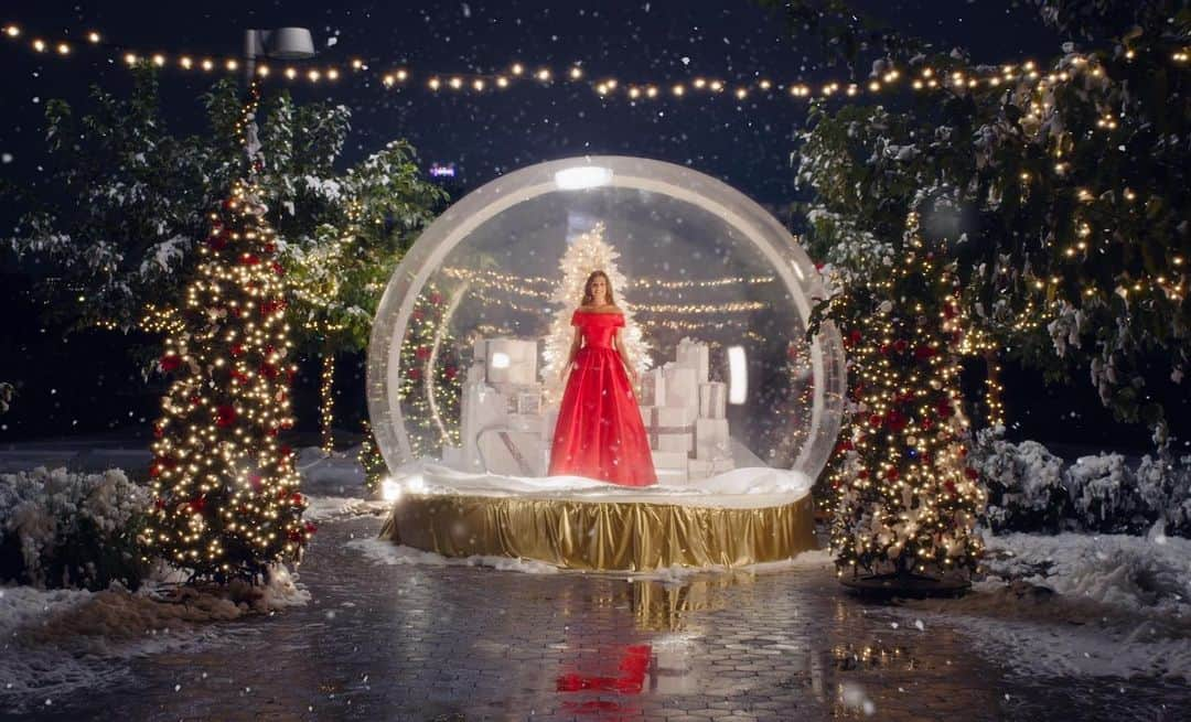 リア・ミシェルさんのインスタグラム写真 - (リア・ミシェルInstagram)「Snow globe dreams 😍❄️ Here’s a still from the “Christmas in New York” music video, and tomorrow you’ll get a preview! ❤️ #ChristmasInTheCity」11月18日 5時06分 - leamichele