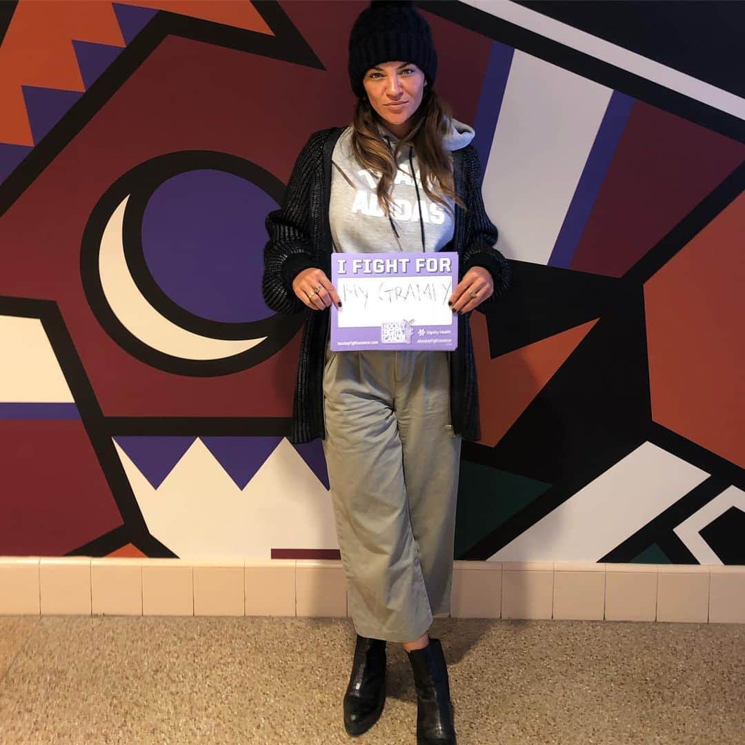 ジェシカ・ゾアのインスタグラム：「I fight for my Grampy! #hockeyfightscancer💜」