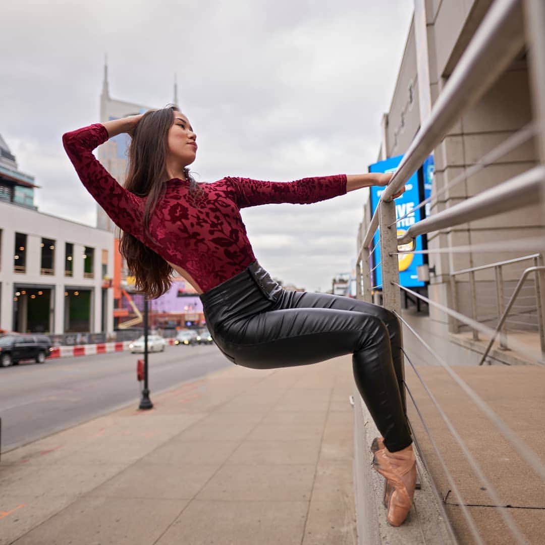 Lily Saito (齊藤莉理)のインスタグラム：「Enjoying my Sunday, just hangin' out listening to Christmas songs #LazySunday ❣❄ |📸 @nashvillephotographer | Leotard from @xiaoxiaodesigns  Use code Lily_Nash for 25% off for your new Christmas leo! 😉🎅」