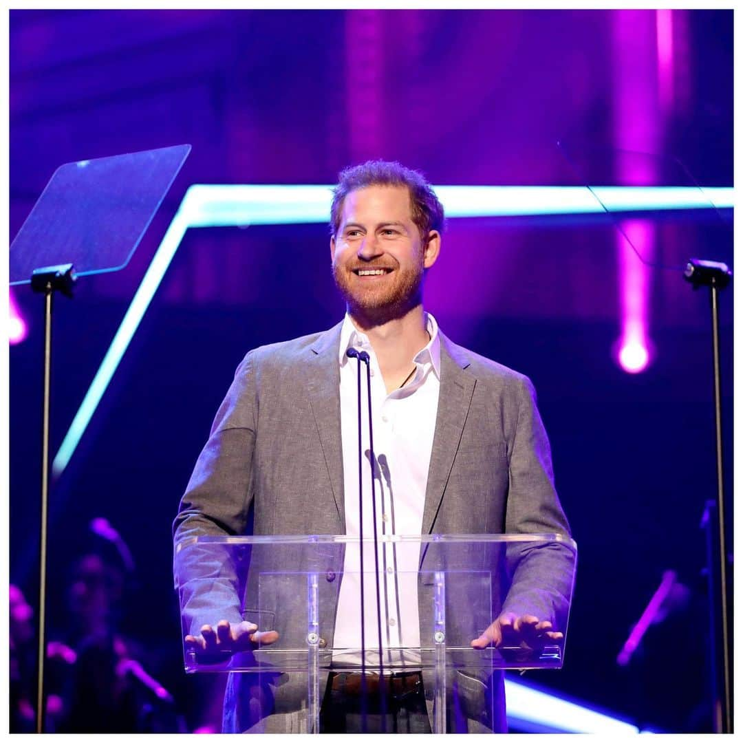 英ヘンリー王子夫妻さんのインスタグラム写真 - (英ヘンリー王子夫妻Instagram)「The Duke of Sussex attended the inaugural OnSide Awards at the @RoyalAlbertHall this evening, joining over 2,500 youth, volunteers and staff of @OnSideYZ.  These awards celebrate the young people who have gone above and beyond for their communities, many of whom have overcome the most challenging of circumstances.  With 13 Youth Zones around the UK and over 50,000 members, OnSide is making an incredible impact in some of the most deprived communities.  During visits to OnSide Youth Zones earlier this year, The Duke and Duchess had the chance to witness the impact these facilities are having – providing local youth with a safe space where they can learn new skills, develop lasting friendships and be part of a shared and supportive community. #OnSideAwards  Photo © PA / OnSide」11月18日 5時37分 - sussexroyal