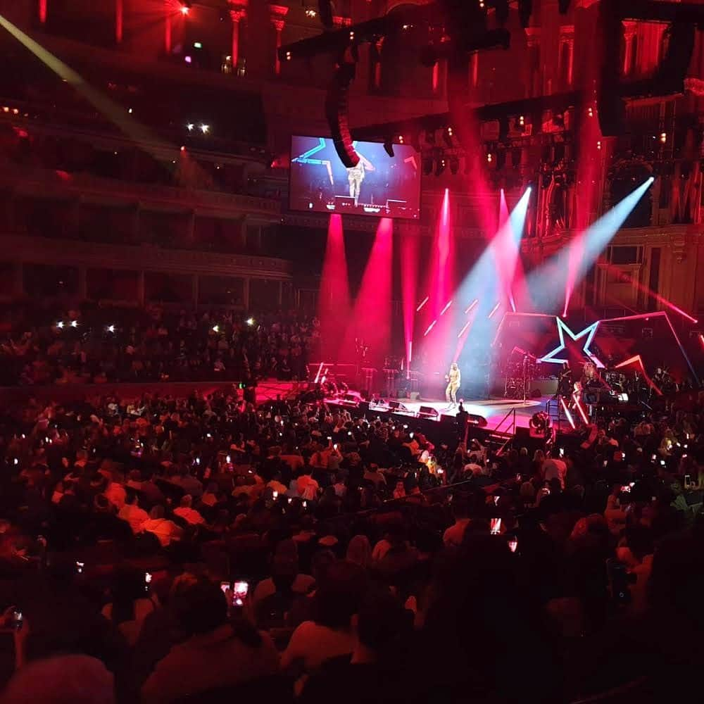 英ヘンリー王子夫妻さんのインスタグラム写真 - (英ヘンリー王子夫妻Instagram)「The Duke of Sussex attended the inaugural OnSide Awards at the @RoyalAlbertHall this evening, joining over 2,500 youth, volunteers and staff of @OnSideYZ.  These awards celebrate the young people who have gone above and beyond for their communities, many of whom have overcome the most challenging of circumstances.  With 13 Youth Zones around the UK and over 50,000 members, OnSide is making an incredible impact in some of the most deprived communities.  During visits to OnSide Youth Zones earlier this year, The Duke and Duchess had the chance to witness the impact these facilities are having – providing local youth with a safe space where they can learn new skills, develop lasting friendships and be part of a shared and supportive community. #OnSideAwards  Photo © PA / OnSide」11月18日 5時37分 - sussexroyal