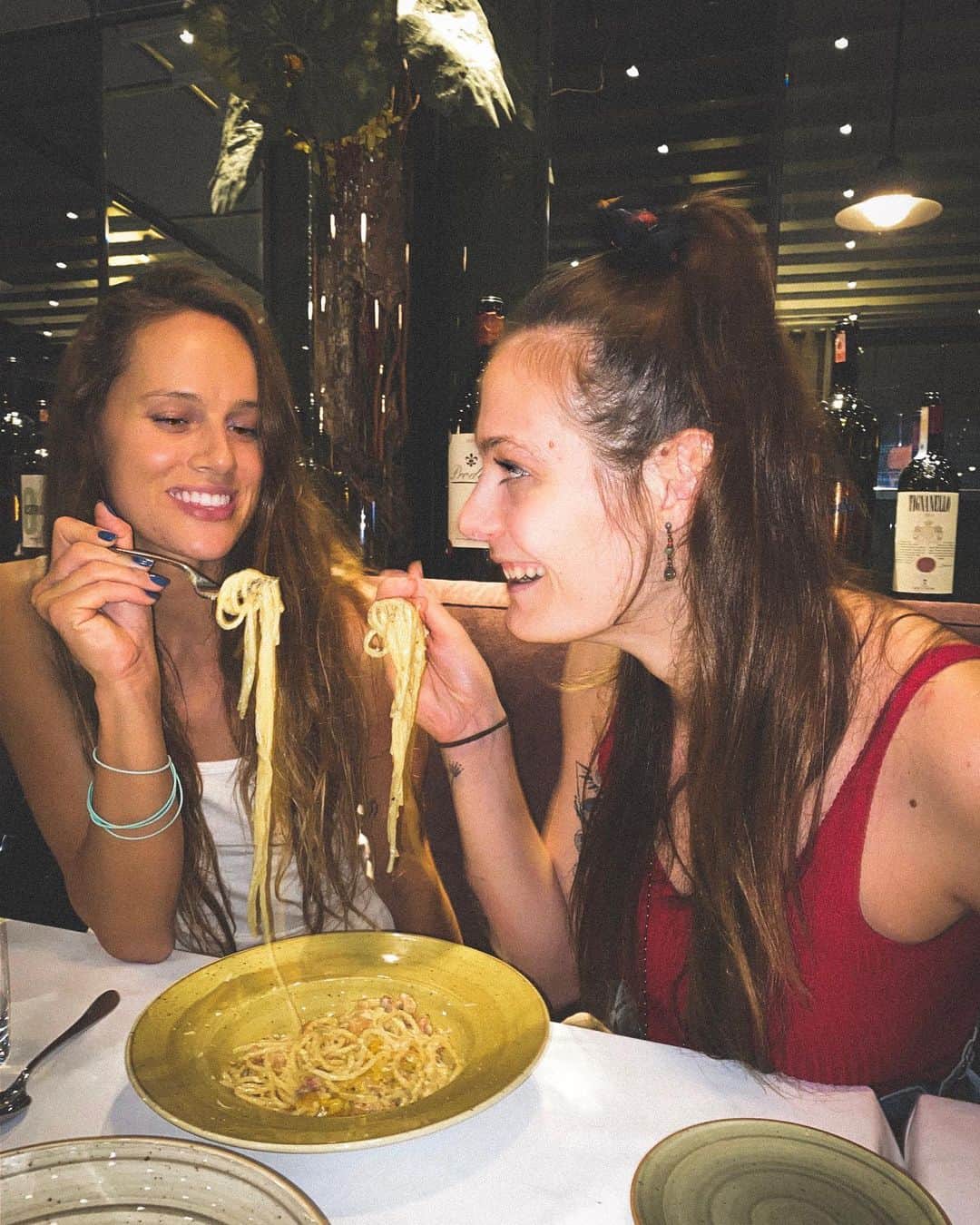 のインスタグラム：「Only took four years but we’re finally back in the same city again, eating all the carbonara 😉 #somethingsneverchange ❤️」
